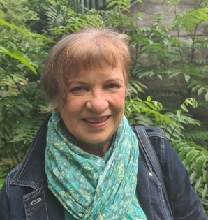 Ein Bild, das Menschliches Gesicht, Person, Baum, Schal enthält.  KI-generierte Inhalte können fehlerhaft sein.